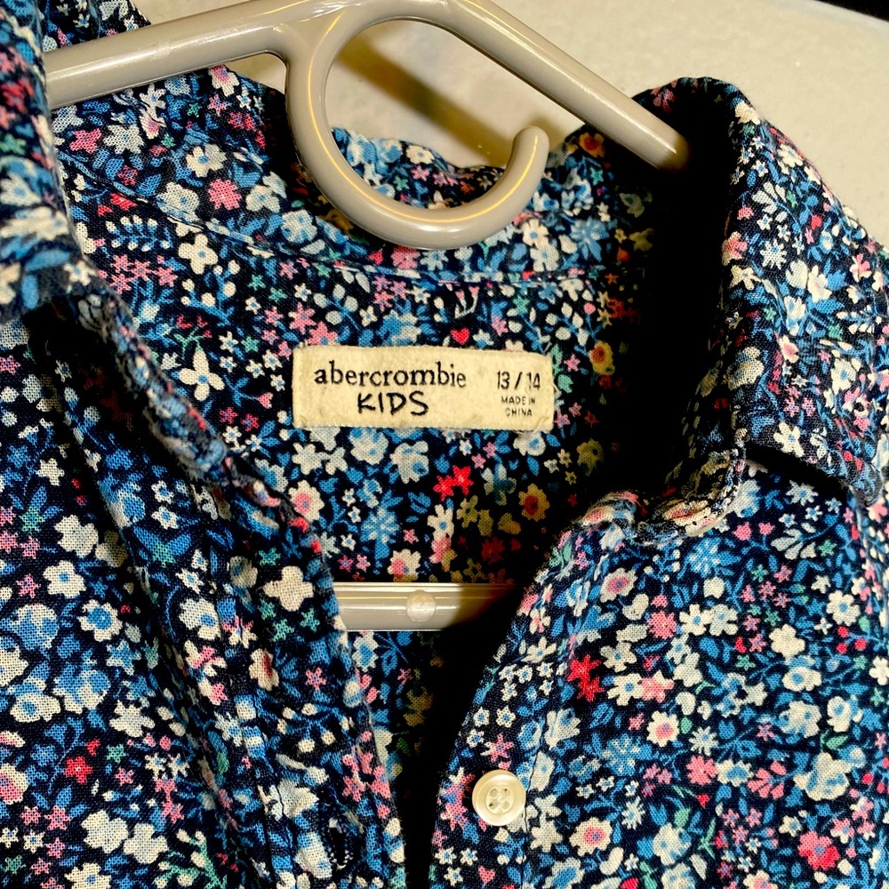 Girls cotton shirt with flowers.